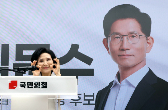 국민의힘 김문수 대선후보 배우자 설난영 여사가 21일 서울 여의도 중앙당사에서 열린 정정당당 여성본부 필승결의대회에서 인사말을 하기에 앞서 포즈를 취하고 있다.   연합뉴스